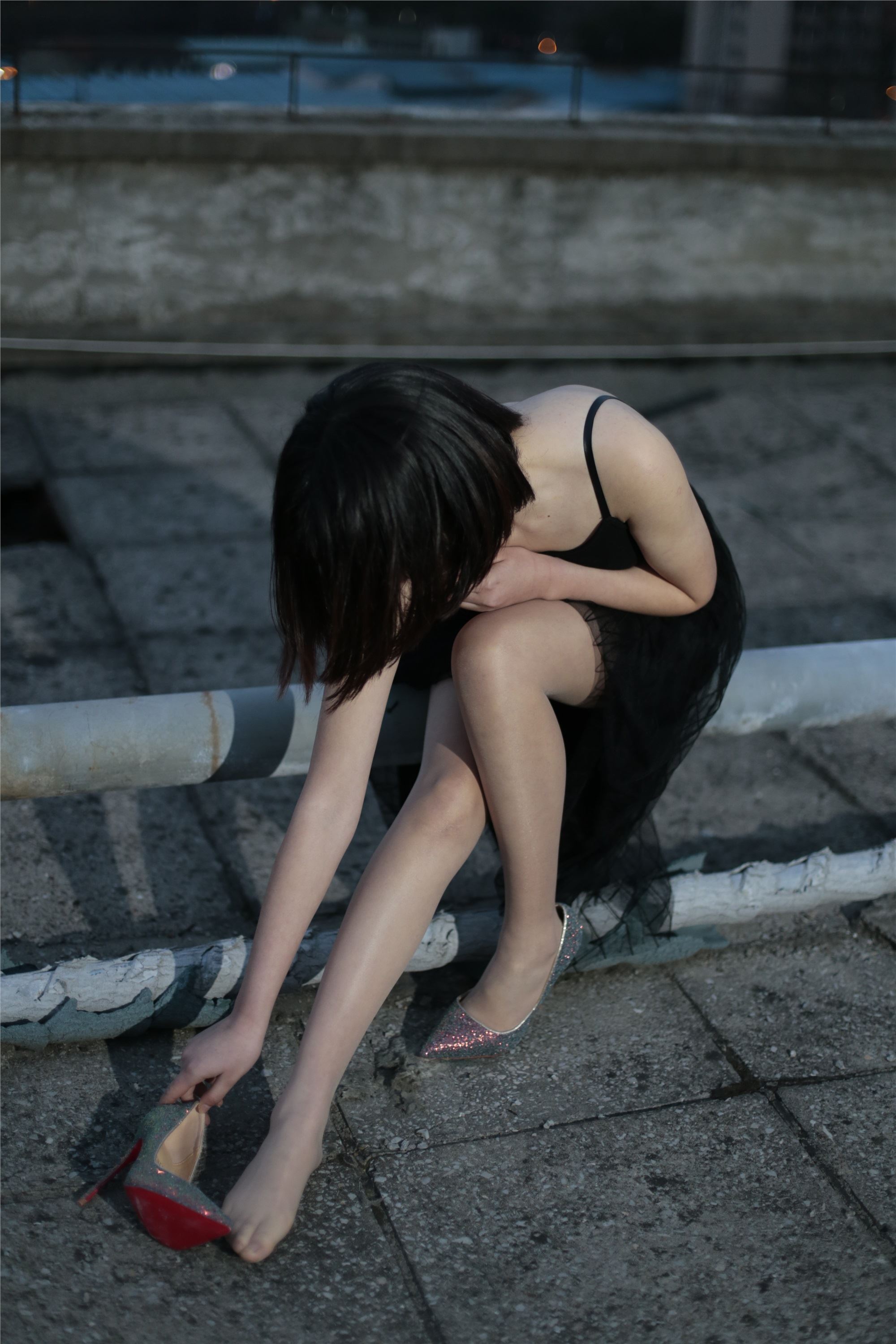 奈丝写真 NO.060 喵璃-从白昼到黑夜，在天台吹吹风